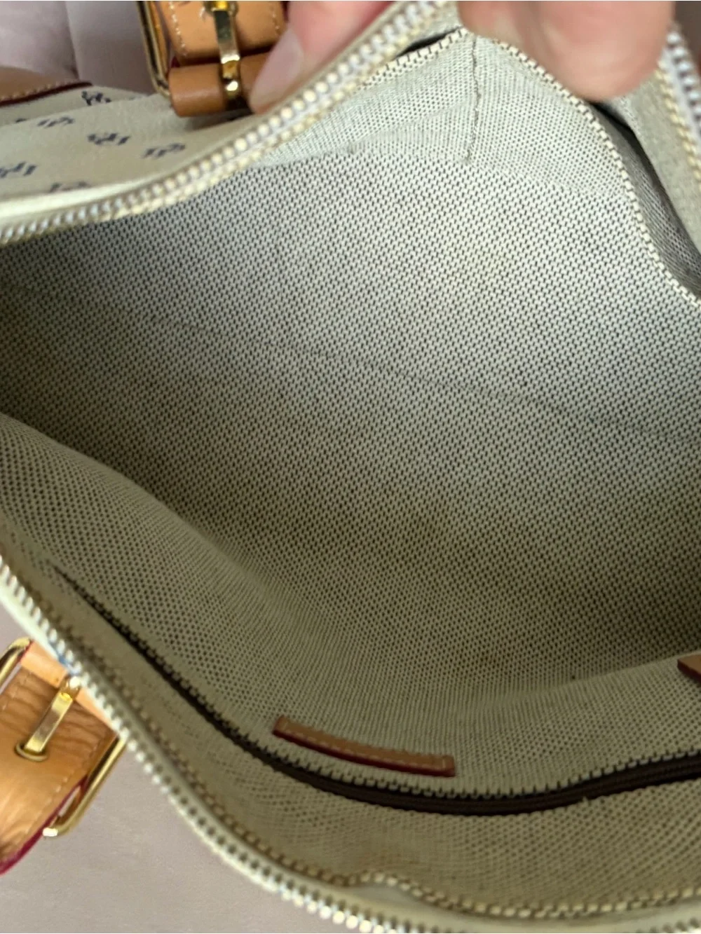 Dooney & Bourke clean interior✨
